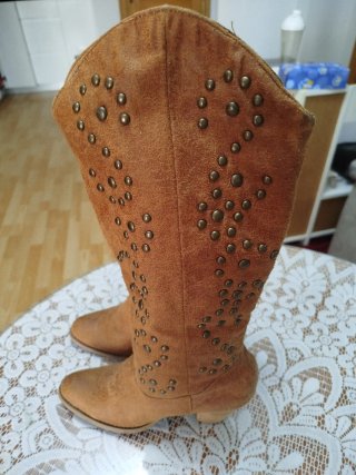 Botas de piel con tachuelas