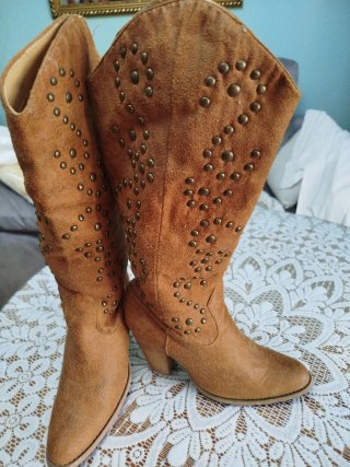 Botas de piel con tachuelas