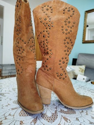 Botas de piel con tachuelas