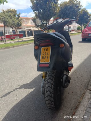 Moto Scooter Naranja y Negra