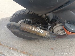 Moto Scooter Naranja y Negra