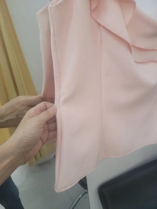 Camiseta asimétrica volantes rosa
