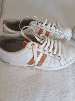 Lote de zapatillas deportivas blancas y rosas