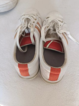 Lote de zapatillas deportivas blancas y rosas