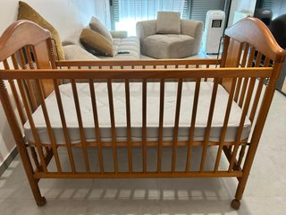 Cuna madera bebé + colchón buen estado