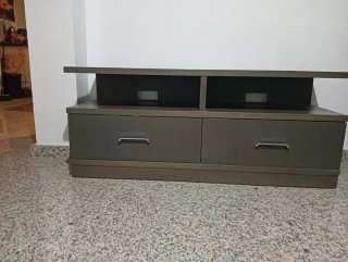 Mueble de salón con cajones.