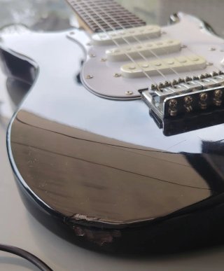 Guitarra Eléctrica Negra + Amplificador + funda.