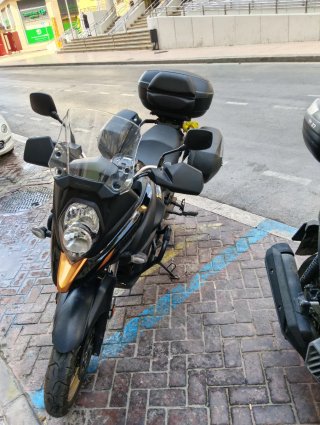 Suzuki V-Strom 650XT Negra y Dorada
