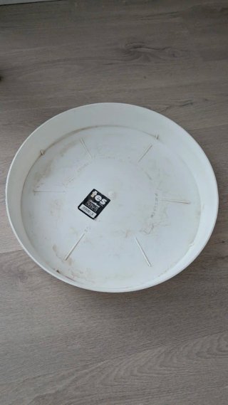 Maceta blanca de plástico