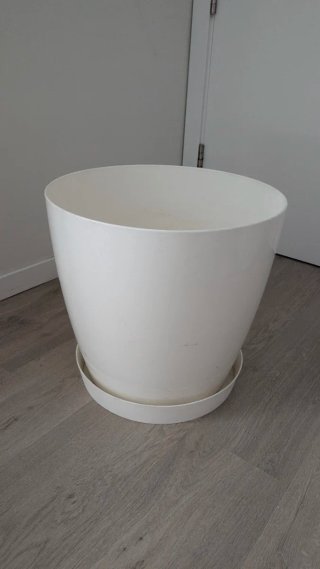 Maceta blanca de plástico