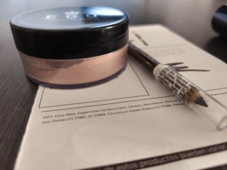Lote de maquillaje con base Korres Wild Rose