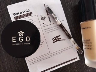 Lote de maquillaje con base Korres Wild Rose