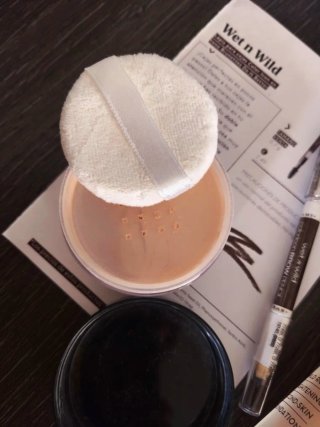 Lote de maquillaje con base Korres Wild Rose