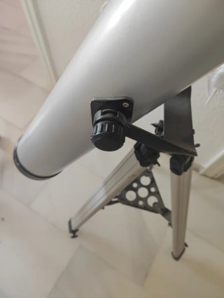 Telescopio con trípode y accesorios