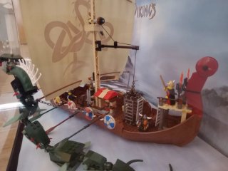 Expositor y Lego Barco Vikingo 7018