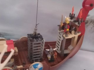 Expositor y Lego Barco Vikingo 7018