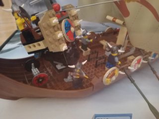 Expositor y Lego Barco Vikingo 7018