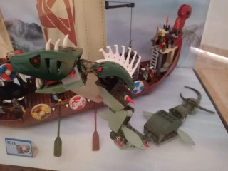 Expositor y Lego Barco Vikingo 7018