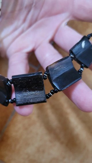 Collana etnica perline nere e cubi bianchi