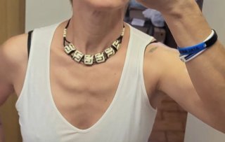 Collana etnica perline nere e cubi bianchi