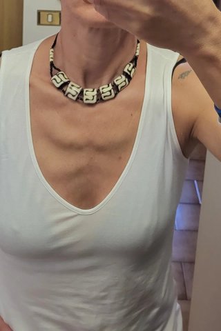 Collana etnica perline nere e cubi bianchi