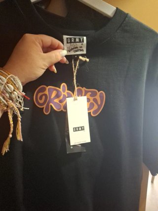 Camiseta Grimey Negra sin estrenar con agujero peq