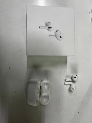 AirPods Pro (con caja y uso visible)