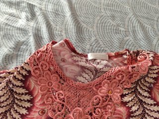 Blusa rosa y roja con estampado floral