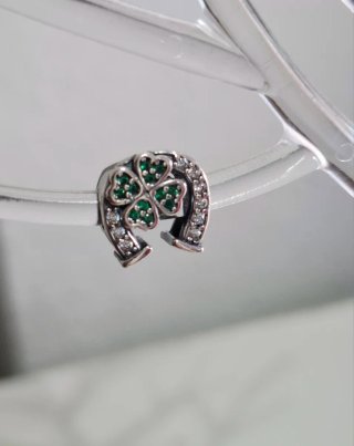 Charm Herradura Trébol Verde y Plata