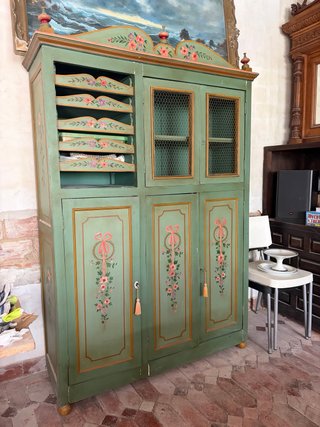 Alacena de cocina de madera pintada