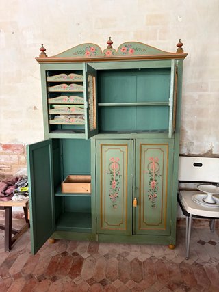 Alacena de cocina de madera pintada