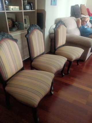 Silla antigua de madera y tela