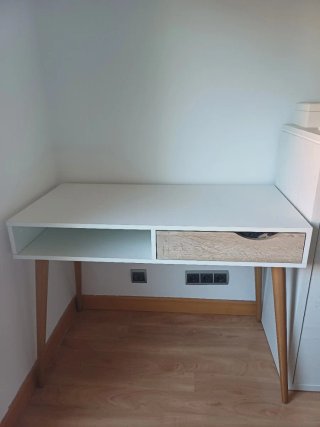 Escritorio blanco y madera