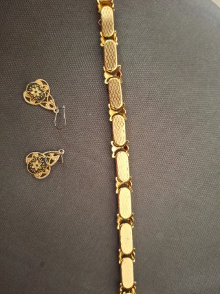 Bracciale e orecchini oro e nero
