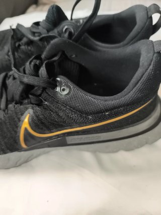 Zapatillas Nike Negras y Doradas