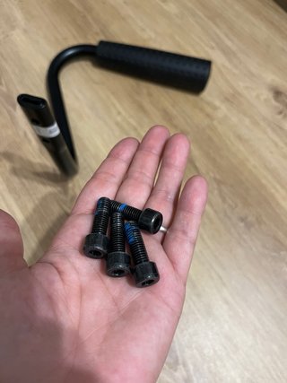 Reposabrazos metálicos con agarre de goma
