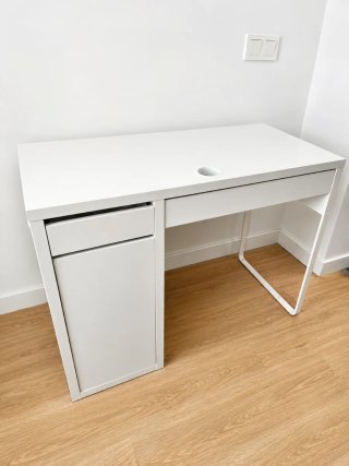 Escritorio IKEA blanco con cajón y armario