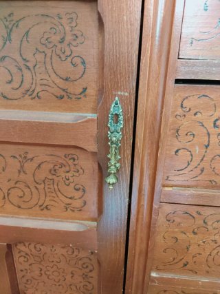 Cómoda de madera y mármol tallada