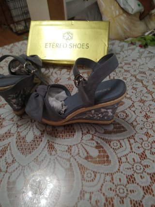 Sandalias cuña grises con lazo