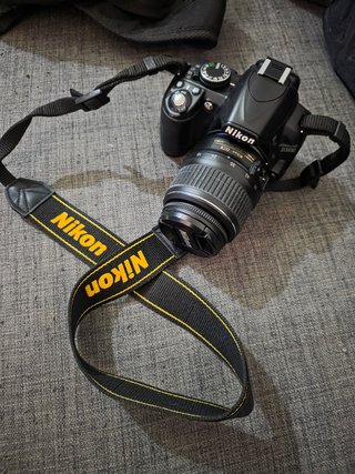 Nikon D3100 + 2 objetivos, trípode y mochila