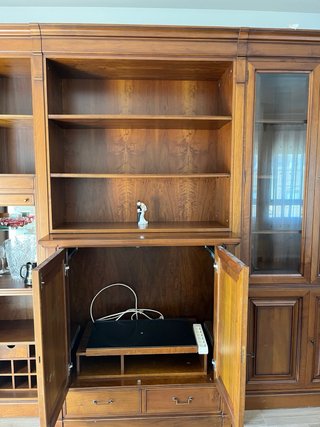 Librería de nogal con vitrina y cajones