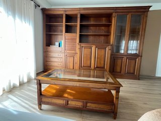 Librería de nogal con vitrina y cajones