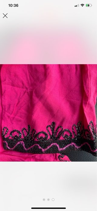 Blusa rosa fucsia com bordado preto