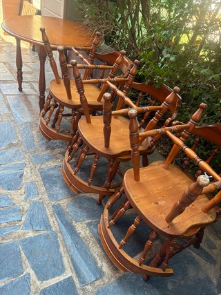 Mesa extensible y 6 sillas de madera