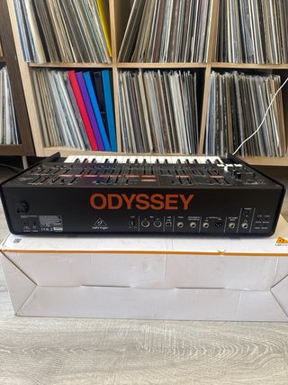 Behringer Odyssey Sintetizador Analógico