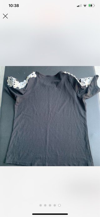 T-shirt Temu com aplicação ombro