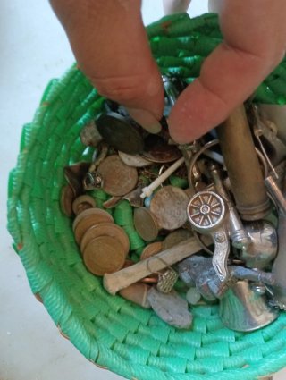 Cesta Antigua con Objetos Varios pamplinitas