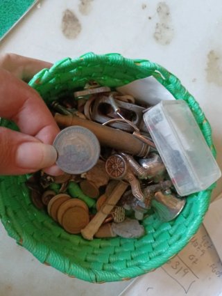 Cesta Antigua con Objetos Varios pamplinitas
