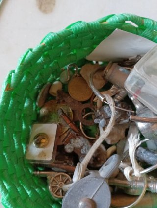 Cesta Antigua con Objetos Varios pamplinitas