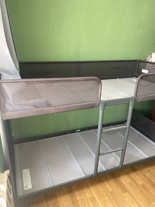 Litera metálica gris